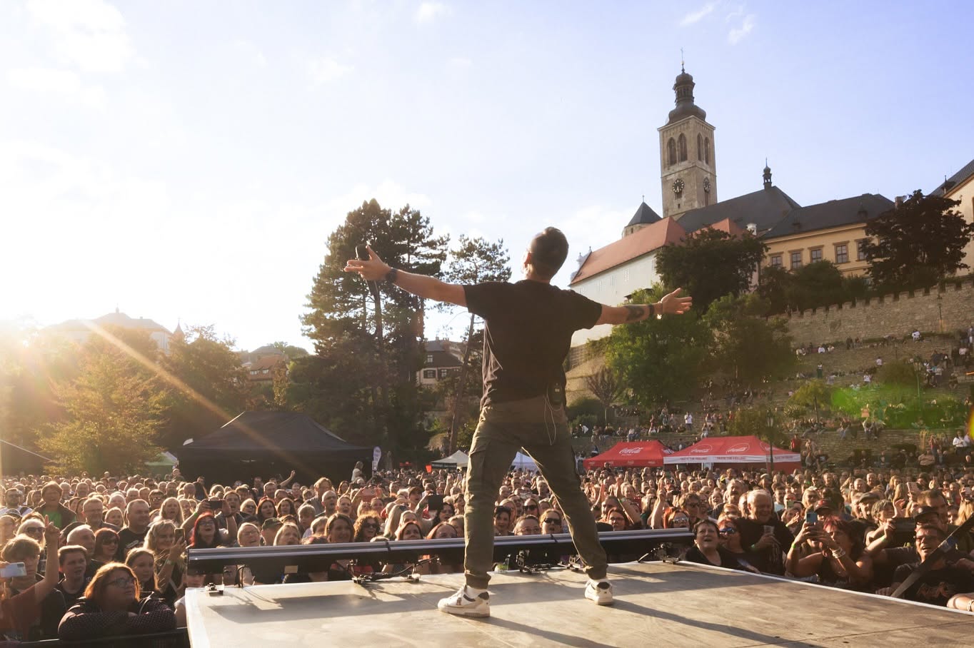 Zpěvák na pódiu před kostelem sv. Jakuba