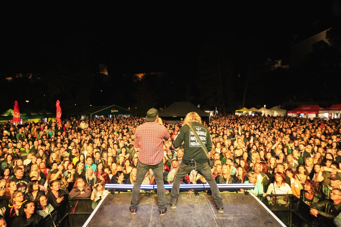 Noční koncert v davu lidí